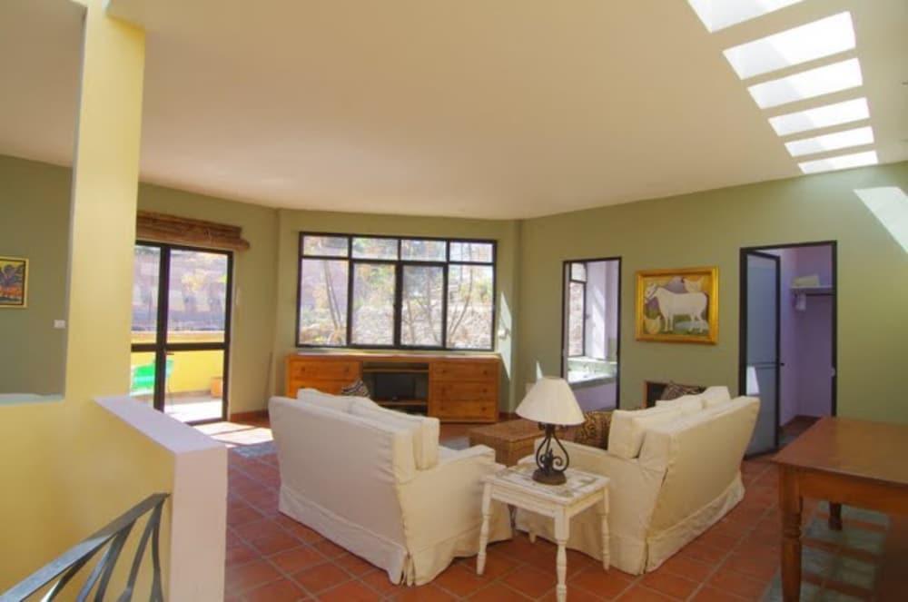 Casa De La Noche Bed & Breakfast