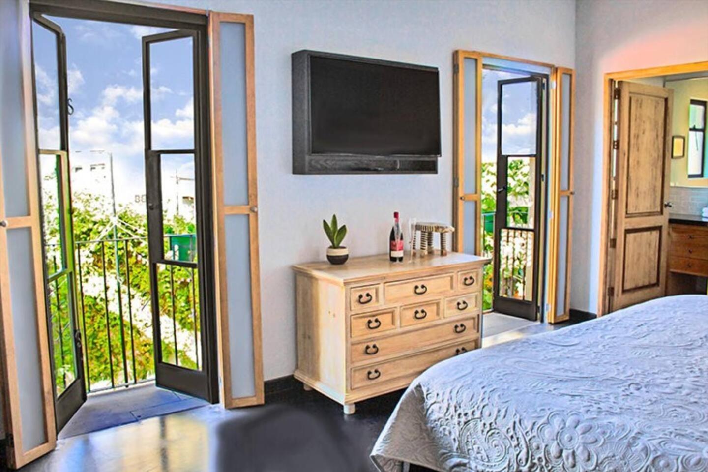 Casa De La Noche Bed & Breakfast